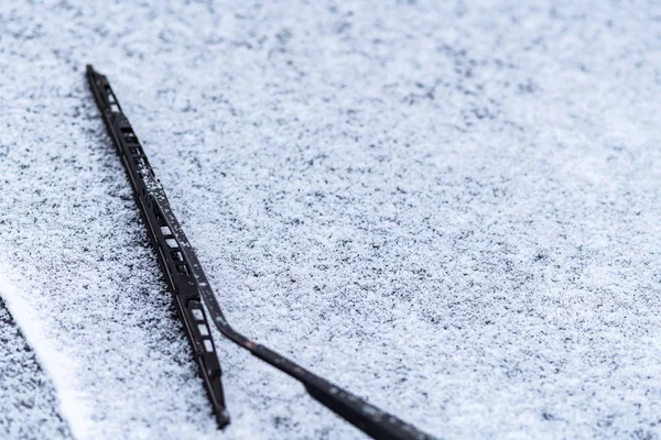 Schneebedecktes Autofenster Mit Scheibenwischern Makro Nahaufnahme Frostschutzmittel Wurde Nicht Verwendet — Stockfoto