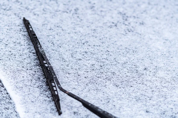 Vitre Voiture Couverte Neige Avec Essuie Glaces Macro Gros Plan — Photo