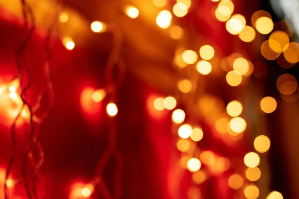 Bokeh Vermelho Luzes Borradas Fundo Decoração Guirlandas Douradas Para Celebração — Fotografia de Stock