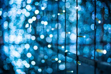 Mavi bokeh ışıklar arka plan bulanık. Çelenk dekorasyon doğum günü kutlaması için.