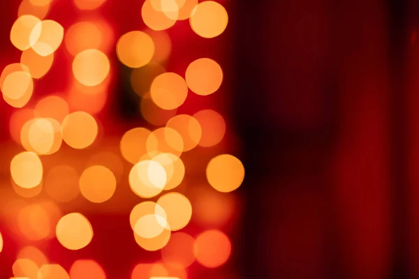 Bokeh Vermelho Luzes Borradas Fundo Decoração Guirlandas Douradas Para Celebração — Fotografia de Stock