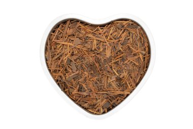 Lapacho bitki çayı, kalp şeklinde, yakın çekim, izole. Sağlıklı Güney Amerika çay içecek doğal antibiyotik, Anti aging etkisi olarak kullanılan ve bağışıklık sistemini güçlendirir.