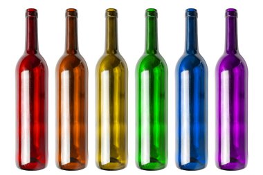 İzole Lgbt bayrak renkleri şarap şişeleri üzerinde. Renkli renkli boş şarap şişeleri. LGBTQ alkolizm kavramı.