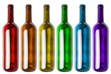 İzole Lgbt bayrak renkleri şarap şişeleri üzerinde. Renkli renkli boş şarap şişeleri. LGBTQ alkolizm kavramı.