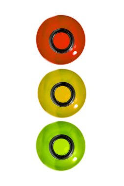 Sarhoş sürüş kavramı. Trafik suç. Direksiyonuna alkol. Trafik ışığı izole şişeler, dan. Kırmızı, sarı ve yeşil şişe.