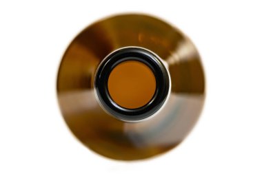 Performans sorunu, makro, yakın. Şarap ya da bira kullanılan boş şişe boyun. İçin izole.