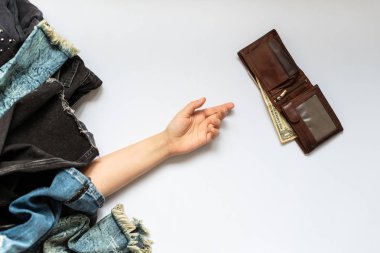 Alışverişkoliğin kavramı. M-cüzdan ile para için el ulaşır. Kontrol edilemeyen alışveriş. Satın alma bozukluğu kompulsif veya oniomania. Kopya alanı.
