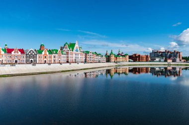 Flaman tarzı dekorasyonu Ortaçağ ile binaların cephe. Kanal su binalarda yansımaları. Şehir Yoshkar-Ola City, Rusya Federasyonu.