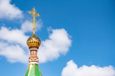 Altın kubbe ve çapraz güzel Ortodoks Kilisesi Yoshkar-Ola City, Rusya Federasyonu. İnsanlar için manevi sığınak. Kopya alanı