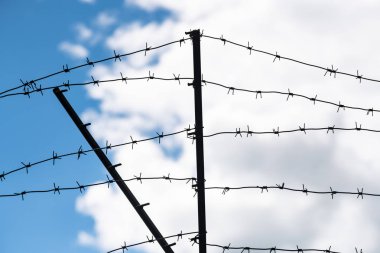 Dikenli tel ülke sınırında. Barbwire çit kapısı yasadışı yabancılar yasaklanması için üzerinde.