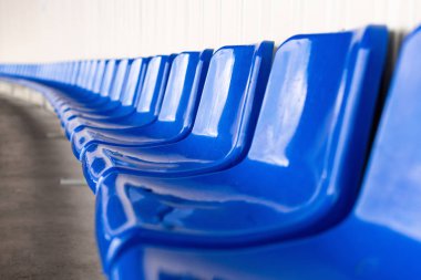 Stadyum koltukları, mavi renk. Futbol, futbol ya da Beyzbol Stadyumu tribün Fansız. Oyunun sonuna.