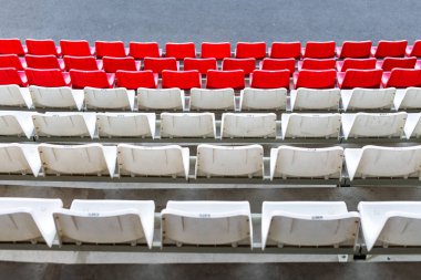Stadyum koltukları, kırmızı ve beyaz renk. Futbol, futbol ya da Beyzbol Stadyumu tribün Fansız. Oyunun sonuna.