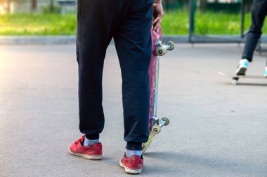 Hırpalanmış ve pis kaykay patenci çocuk. Hüner hazırlık