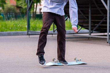 Patenci çocuk bir numara yapar. Hırpalanmış ve pis kaykay.