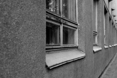 Eski windows satır. Sonsuz yolu kavramı. Binanın Windows'un onarılması veya değiştirilmesi gerek.