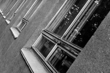 Eski windows satır. Sonsuz yolu kavramı. Binanın Windows'un onarılması veya değiştirilmesi gerek.