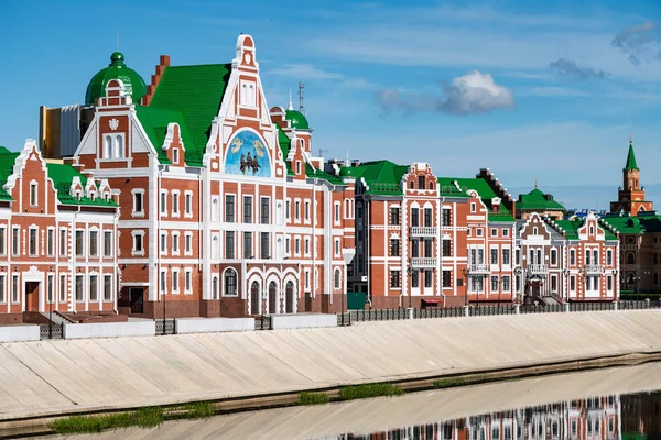 Häuserfassaden Mit Mittelalterlicher Dekoration Flämischen Stil Reflexionen Von Gebäuden Kanalwasser — Stockfoto