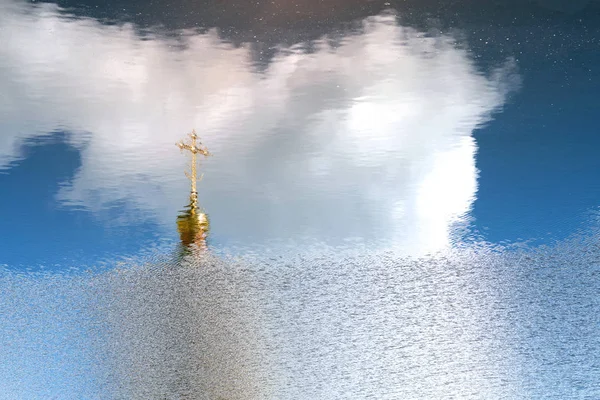 Золотой Купол Ортодоксальный Крест Отражаются Поверхности Воды Размытое Голубое Небо — стоковое фото