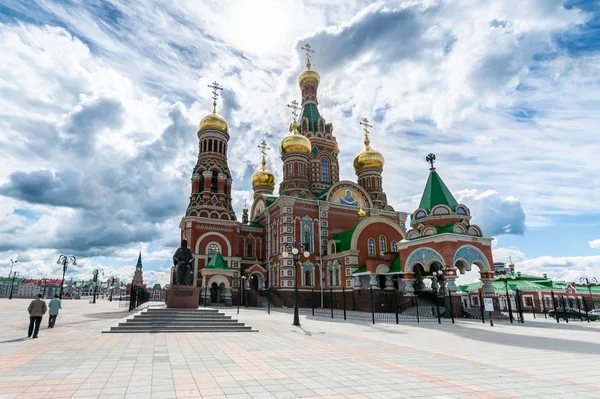 Православная Церковь Йошкар Оле Новому Архитектурному Религиозному Зданию Красивыми Золотыми — стоковое фото