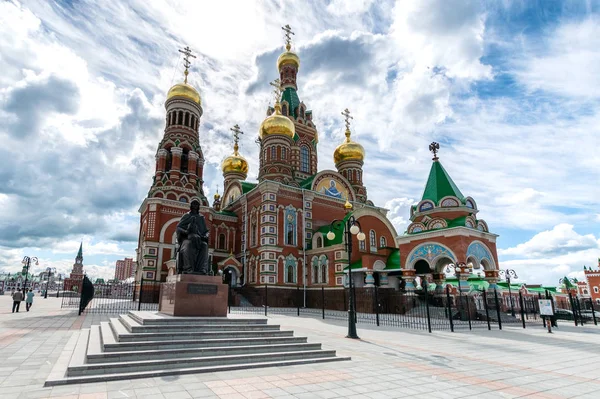 Православная Церковь Йошкар Оле Новому Архитектурному Религиозному Зданию Красивыми Золотыми — стоковое фото