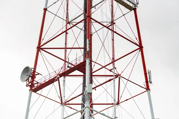 Torre Radio Con Antenna Parabolica Parabola Satellitare Segnale Rete Trasmissione — Foto Stock