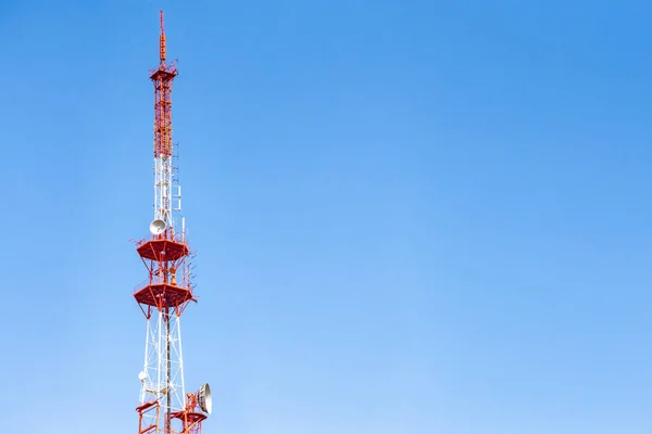Torre Radio Con Antenna Parabolica Parabola Satellitare Segnale Rete Trasmissione — Foto Stock
