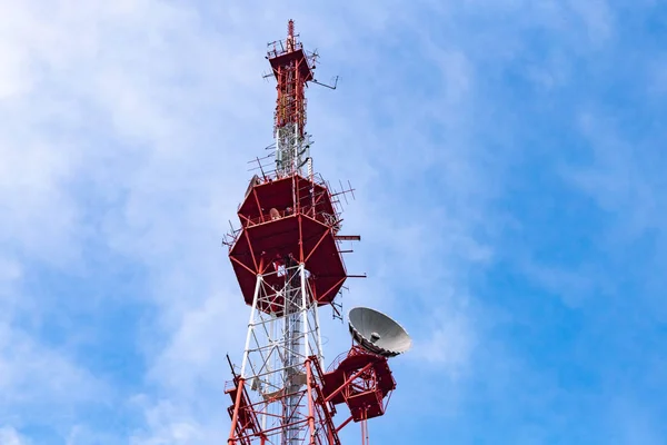 Torre Radio Con Antenna Parabolica Parabola Satellitare Segnale Rete Trasmissione — Foto Stock