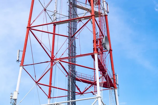 无线电塔 带抛物面天线和卫星天线 广播网络信号 高覆盖面积 — 图库照片