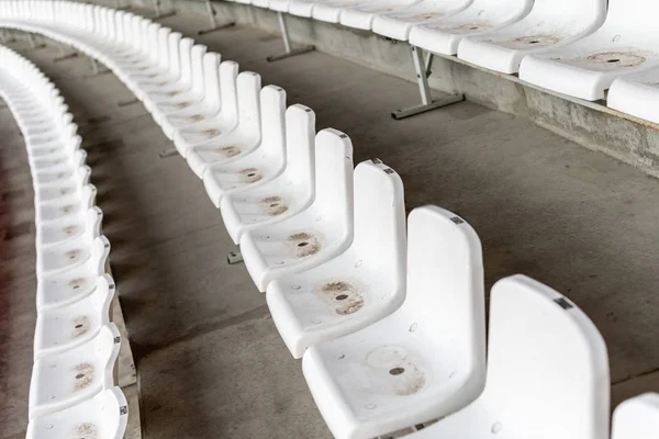 白色肮脏的体育场座位 足球或棒球场论坛报没有球迷 — 图库照片