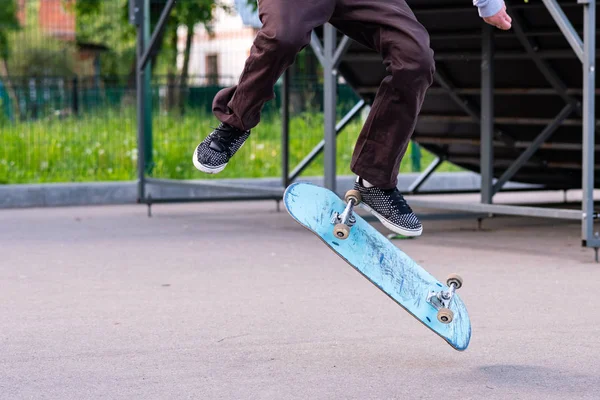 Skater Pojke Utför Ett Trick Misshandlade Och Tilltufsad Skateboard — Stockfoto