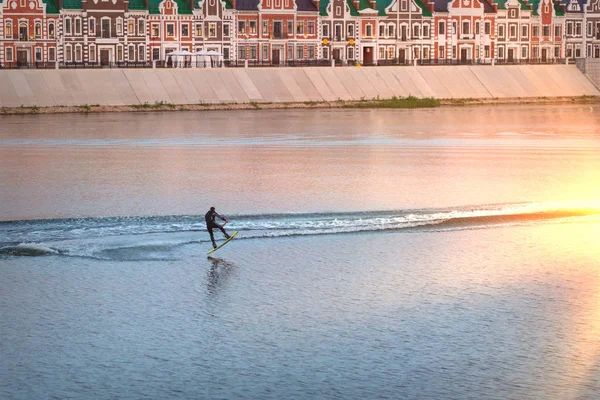 Miasto Wake Surfer Skoki Powierzchni Rzeki Wakeboarder Ubrany Strój Kąpielowy — Zdjęcie stockowe