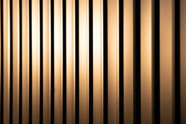 Profiled sayfası Sarı metal çit. Son dakika karşı koruma.