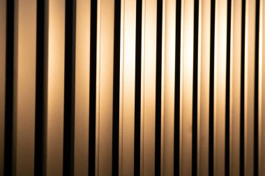 Profiled sayfası Sarı metal çit. Son dakika karşı koruma.