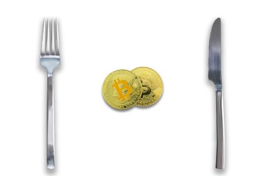İki Bitcoins Kripto para birimi çatal ve bıçak arasında. Bitcoin ölçeklenebilirlik sorun kavramı. Cryptocurrency piyasa eksikliği ve sınırlama. İzole beyaz arka plan.