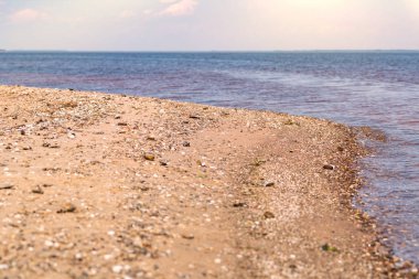Deniz kenarındaki güzel yaz coast altın deniz kum ile. Açık tatilde plajda dinlenebilir ya da sakin ol.