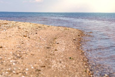 Deniz kenarındaki güzel görünüm için tuz deniz ve yaz kıyısında altın deniz kum ile. Açık tatilde plajda dinlenebilir ya da sakin ol.