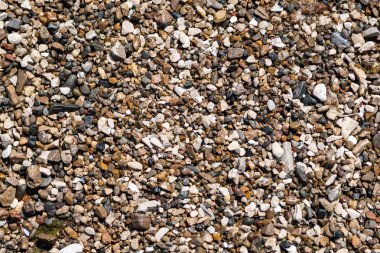 Yaz plajında pürüzsüz çakıl taşları. Doğal tasarım arka planı