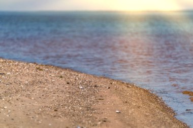 Deniz kenarındaki güzel görünüm için tuz deniz ve yaz kıyısında altın deniz kum ile. Açık tatilde plajda dinlenebilir ya da sakin ol.
