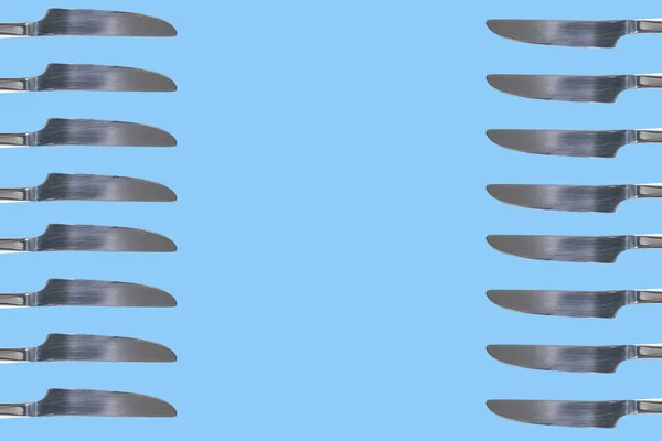 Bir Sürü Gümüş Parlak Bıçaklar Zole Mavi Arka Plan Kavramı — Stok fotoğraf
