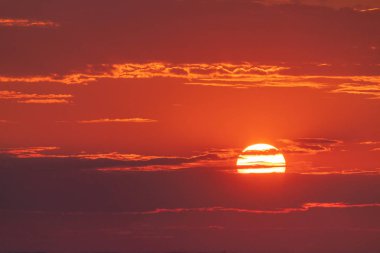 Büyük güzel günbatımı güneş güzel akşam hava. Sarı, kırmızı, pembe ve turuncu renk tonları ile gökyüzü.