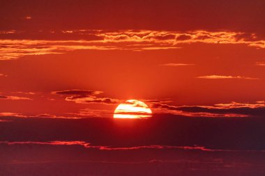 Büyük güzel günbatımı güneş güzel akşam hava. Sarı, kırmızı, pembe ve turuncu renk tonları ile gökyüzü.