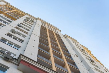 Yeni yüksek doğmak blok Klima cihazılar cephe üzerinde bina. Modern daireler stili.