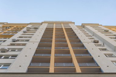 Yeni yüksek doğmak blok Klima cihazılar cephe üzerinde bina. Modern daireler stili.