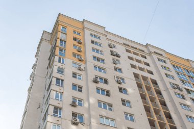 Yeni yüksek doğmak blok Klima cihazılar cephe üzerinde bina. Modern daireler stili.