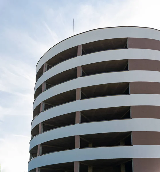 Multi Level Parkeringsplats Spiral Arkitektur Byggnad Med Garage För Bilar — Stockfoto
