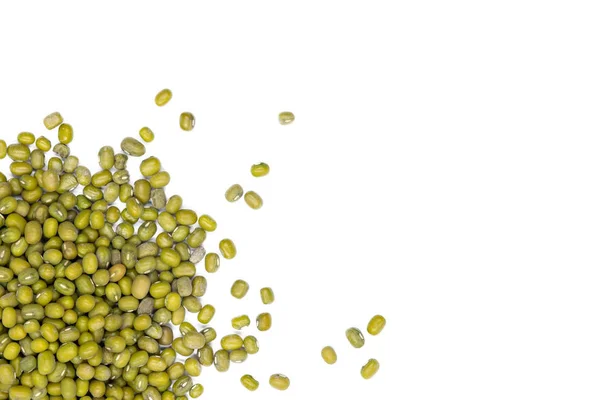 Mung Bean, izole, yakın. Maash, Moong veya yeşil gram fasulye. — Stok fotoğraf