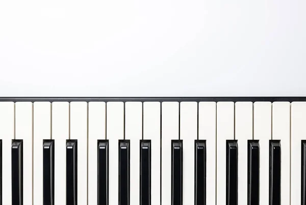 Клавиши для фортепиано с пространством для копирования, изолированные для дизайна, вид сверху, плоские — стоковое фото