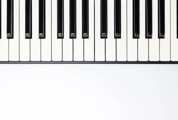 Teclas de piano com espaço de cópia, isolado para design, vista superior, plano — Fotografia de Stock