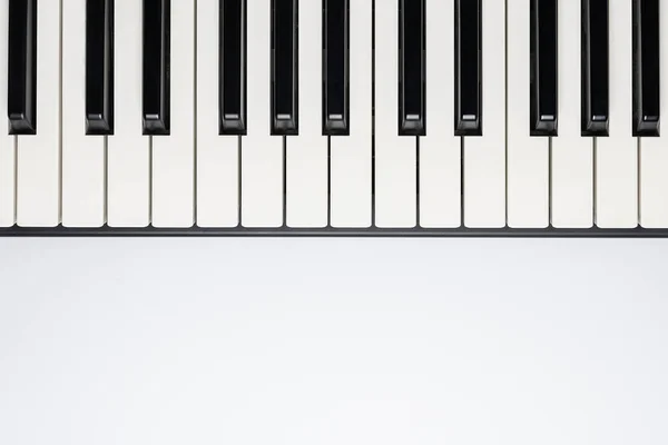 Клавиши для фортепиано с пространством для копирования, изолированные для дизайна, вид сверху, плоские — стоковое фото