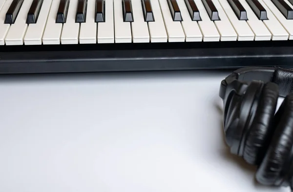 Piano Keys i słuchawki z kopią miejsca, izolowane. Syntezator — Zdjęcie stockowe